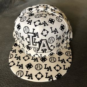 LA CAP /BLACK AND WHITE